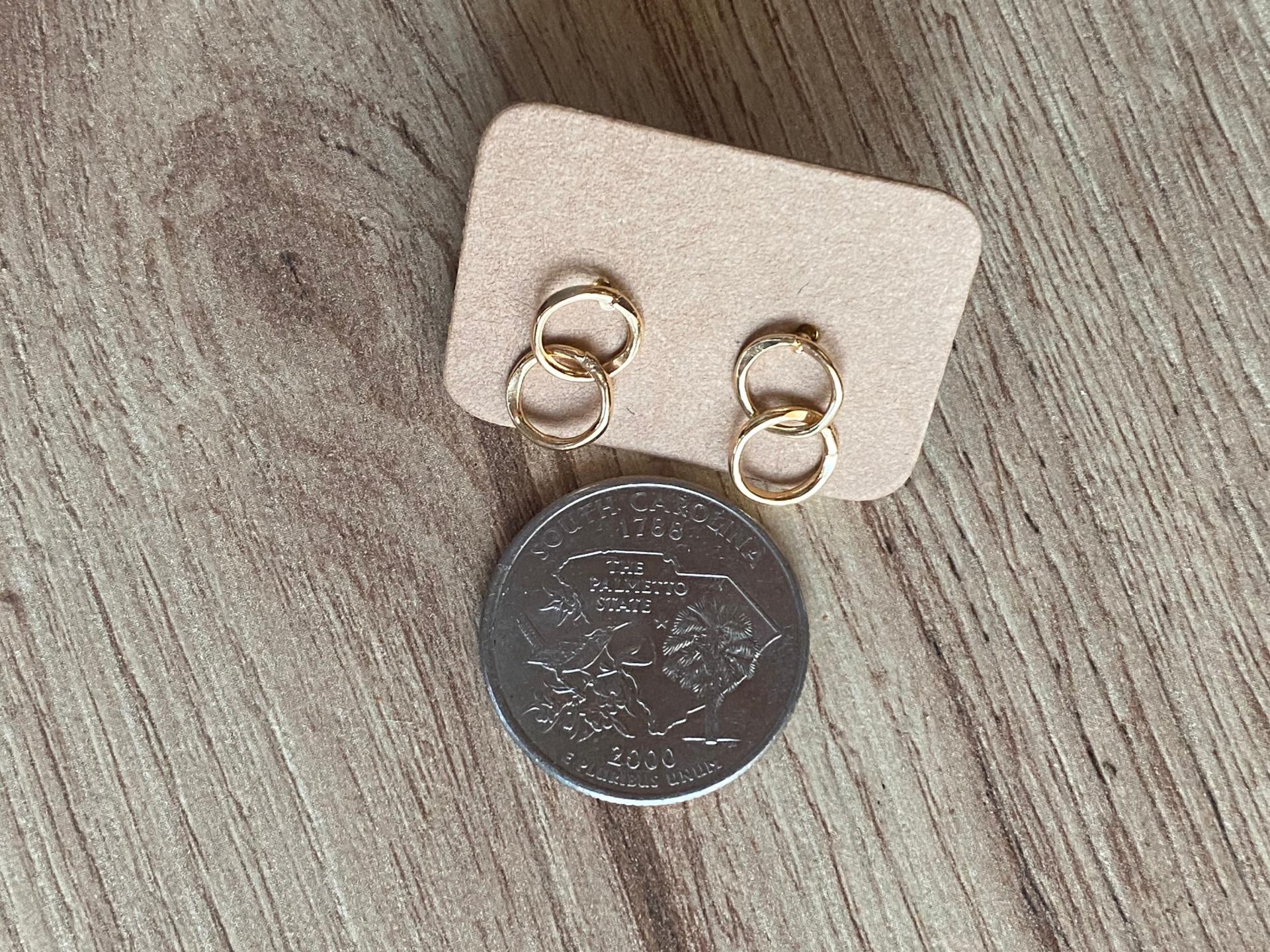 Dainty Golden Interlocking Links Earrings
